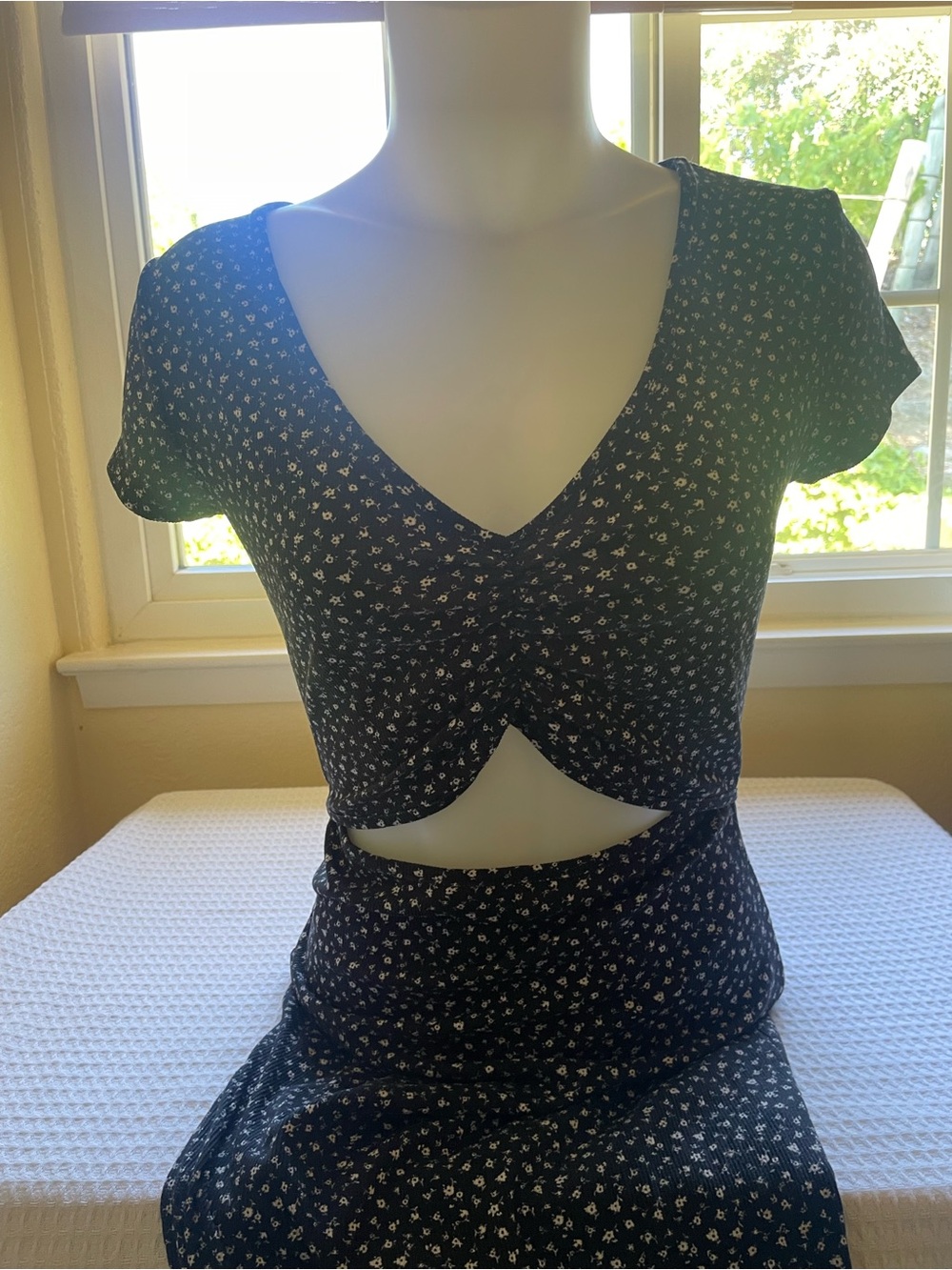Jessica SimpsonWomen's Black and White Floral Cutout V-Neck Midi Dress Size L